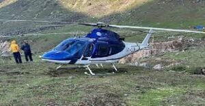 Helicopter carrying pilgrims to the Kedarnath temple 